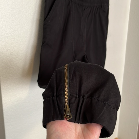 🖤ELASTC WAIST BLACK PANTS BY LEVI’S ZIPPERS AT BOTTOM OF PANTS LEG SZ L 34Wx26L - Picture 3 of 8